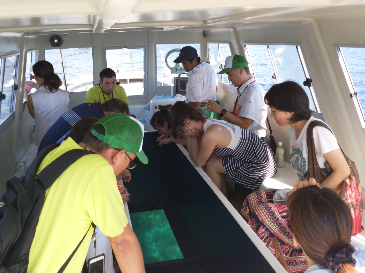 グラスボートゆがふゆ。屋根付きなので雨でも濡れない。