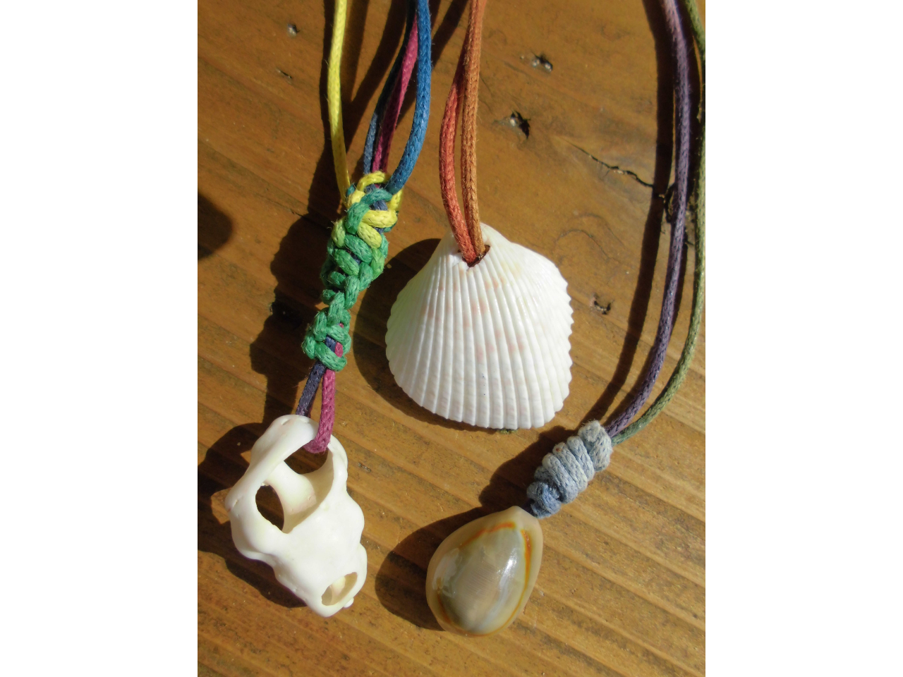 ビーチコーミングで拾った貝やサンゴで作ったアクセサリー