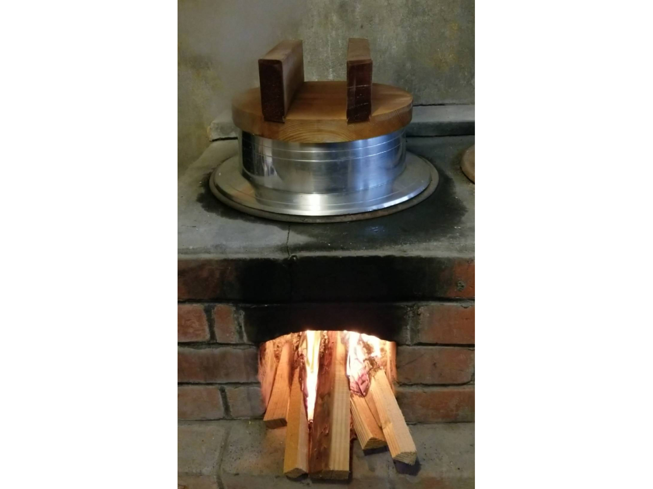 何ともいえない、お釜と竈(かまど)の炎♪♪ 薪が燃える音を聞き、お米の匂いを嗅ぎながら炊いていきます ♪(^^♪