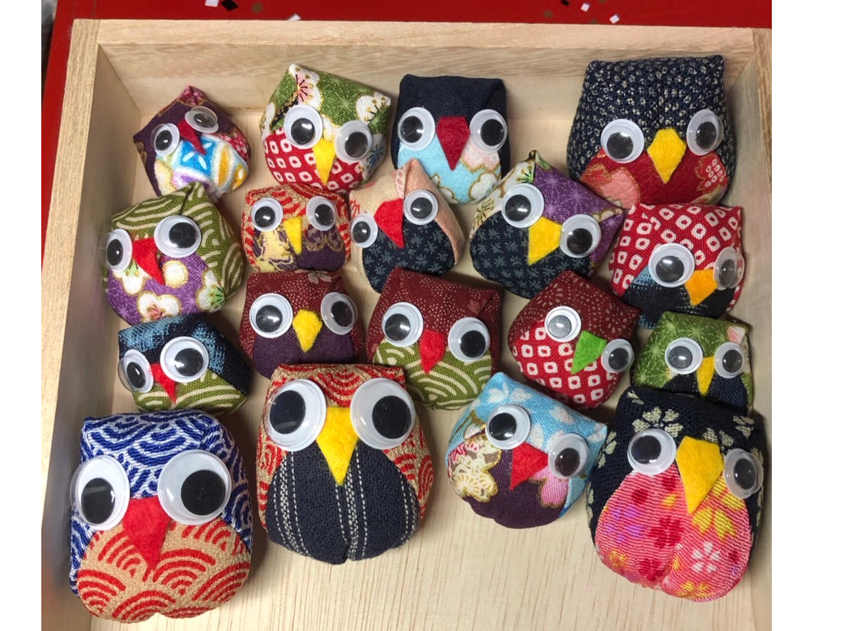 2匹め、3匹めは、随時準備しているフクロウの中から選ぶことも出来ます。全部、ご自分で布から選んで作ることも出来ます。1匹作品を作った後に決めても大丈夫 (^^♪