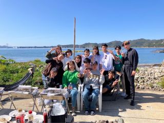 仲間たちと海を見ながらBBQ!