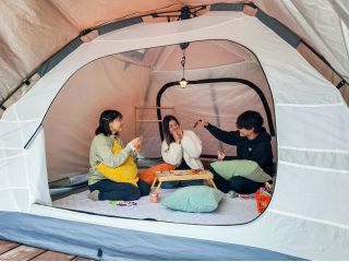 チェックイン時にはテント設営済み!テント内もくつろげる空間となっております!面倒な設営もなくキャンプ初心者さんも大歓迎!