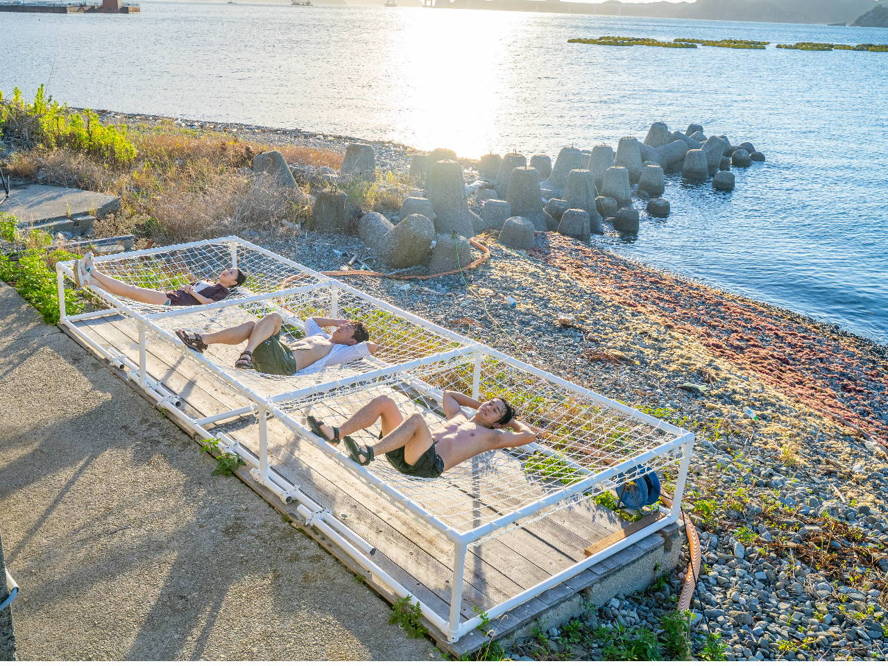 巨大ハンモックで外気浴