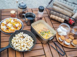 焚き火で作るコーヒーに、ピザ、ラーメン、焼きマシュマロ、ポップコーン。