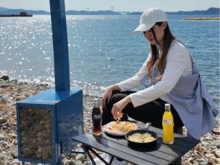 海のすぐ横で自分で作るピザに、ポップコーン、焼きマシュマロ、TAKIBIらーめんも絶品!