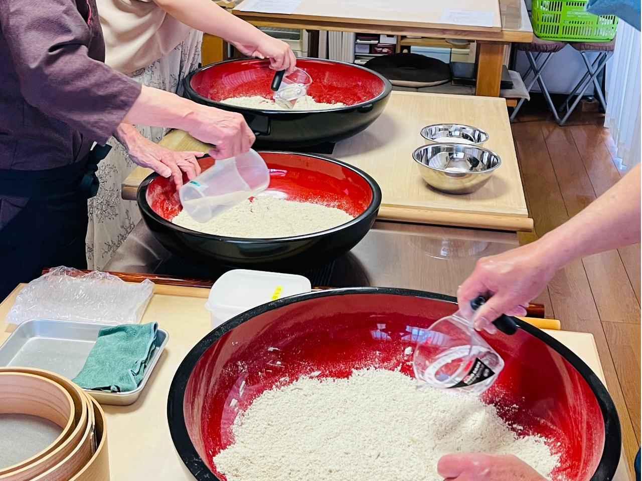 何回にも分けて水を加えていきます。そば打ちの工程で水回しが一番重要です!