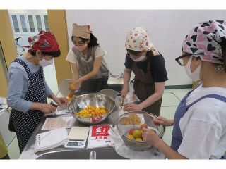 参加者は3テーブルに分かれて、一人500gのアンズをジャムにしていきます。初めて出会ったメンバーですが、協力しあい楽しく進めていきました。