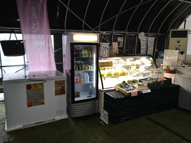 季節のフルーツ、野菜、きのこ類、当ファームオリジナルのいちごジェラートも販売しています