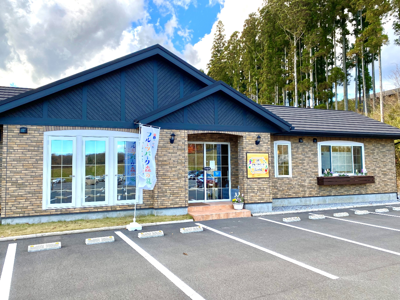 入口入っていただくと受付とカフェスペースがあります。