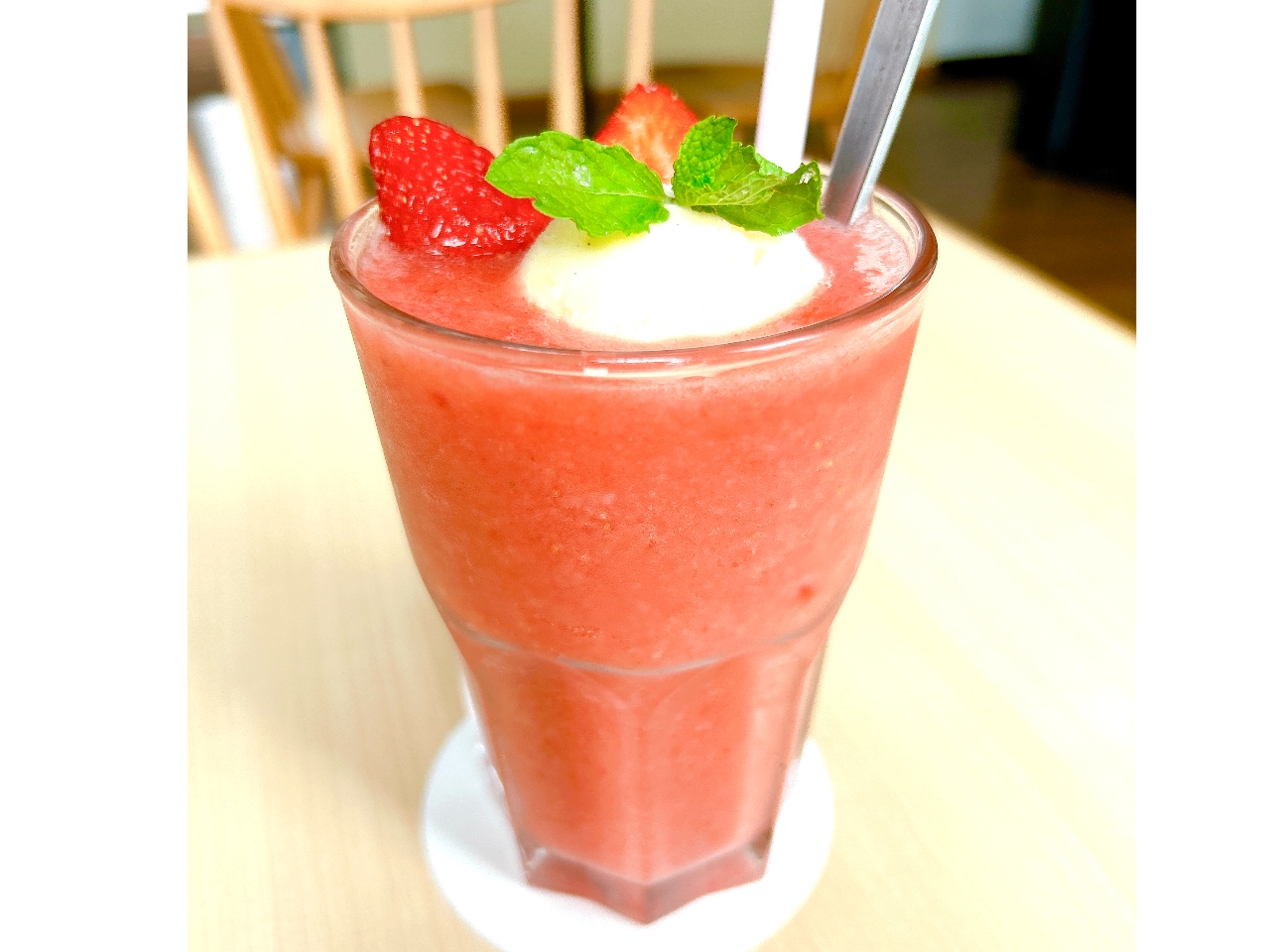 カフェメニューで人気のいちごシェイクです♪お持ち帰りも可能です。