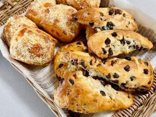 2種のスコーン「クランベリーショコラ」と「Wチーズ」