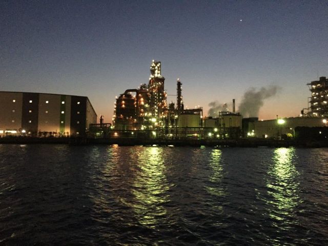 ここからが工場夜景の始まりです。まさに産業の夜景美術館とも言える幻想的な世界です。いっぱい写真撮って下さいね!
