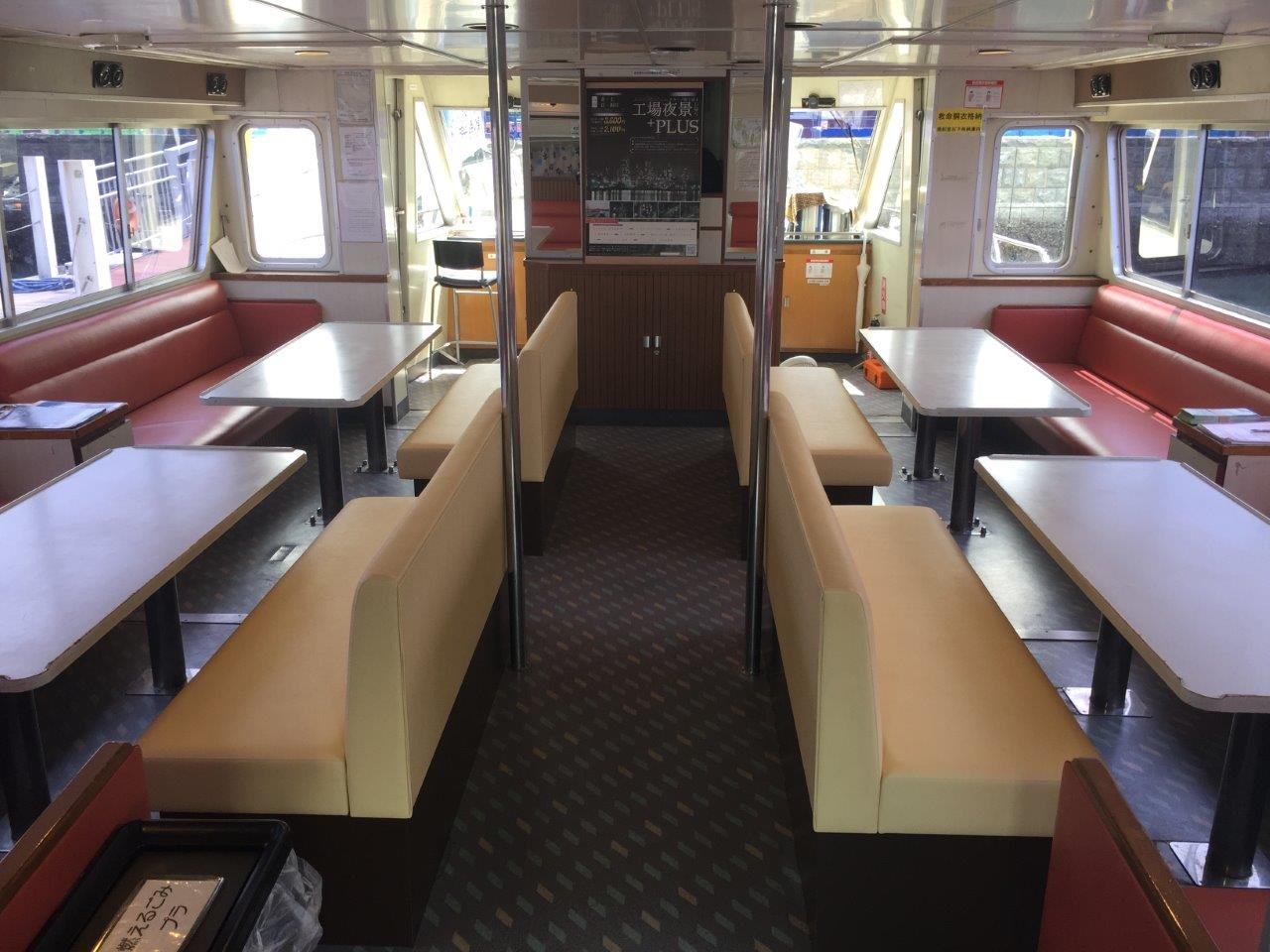 リニューアルされた観光船YUME-HAMA号の1F船内です。船内はサロン風になっており、ゆっくり出来ます。