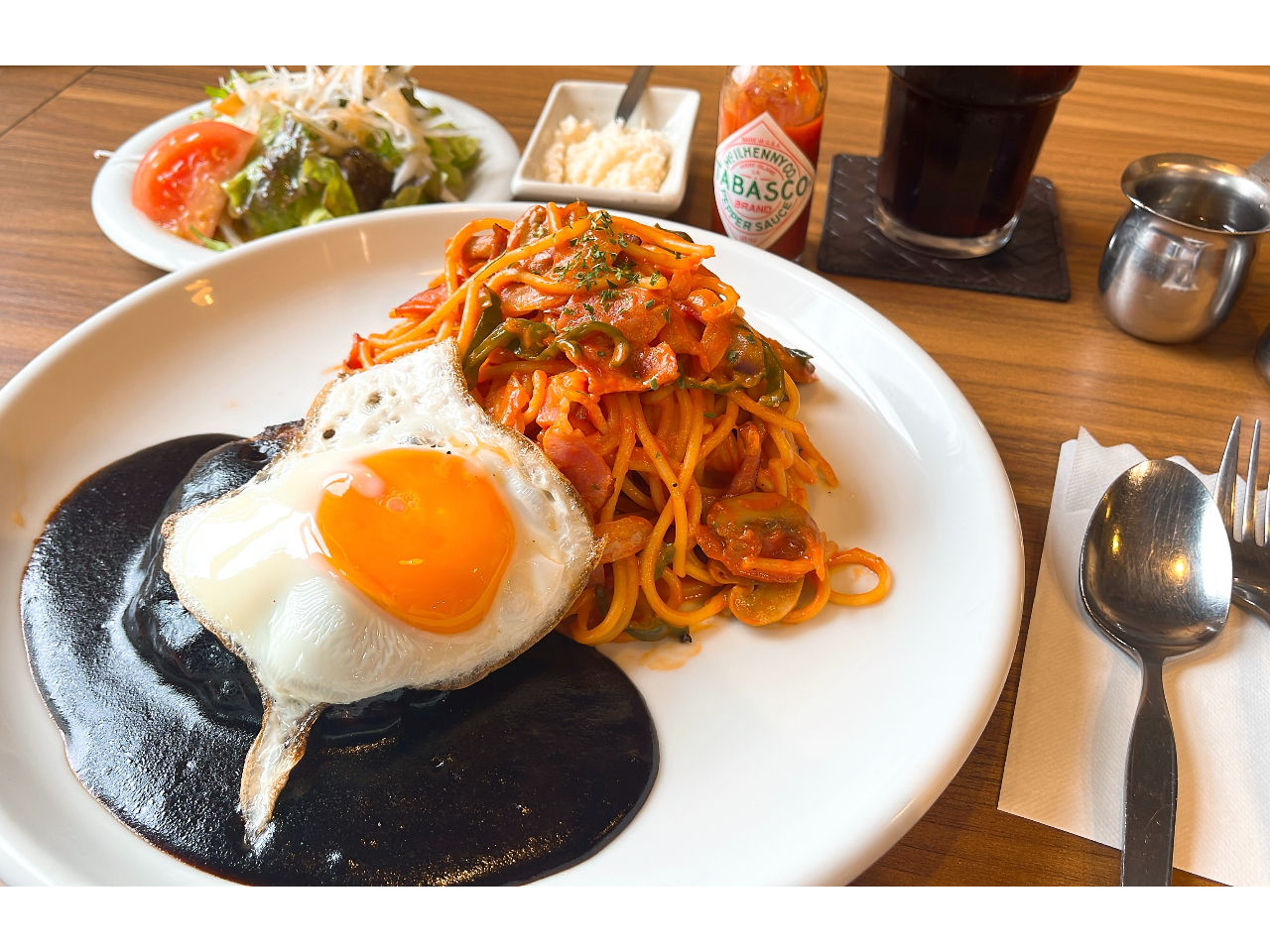 クルーズ専用メニューです!食べログで東京8選に選ばれたナポリタンを食べれます!デミグラスソースのかかったハンバーグも絶品です!