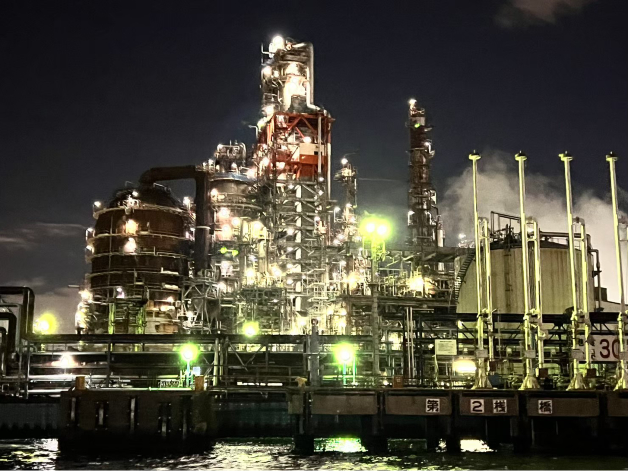 メインとなる塩浜運河です。船は一度停止して写真タイムとなります。非日常たっぷりのひとときを演出してくれます。