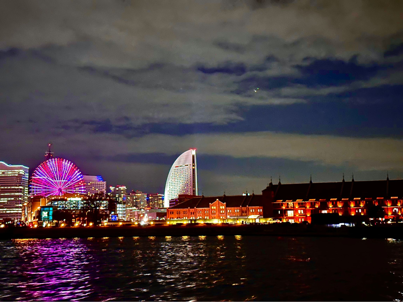 ���j�I�������̐ԃ����K�q�ɁB�N�Ԃ�ʂ��ėl�X�ȃC�x���g���J�Â���Ă܂��B