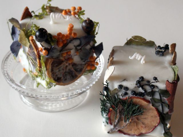 白いベースにボタニカルが映えるキャンドル