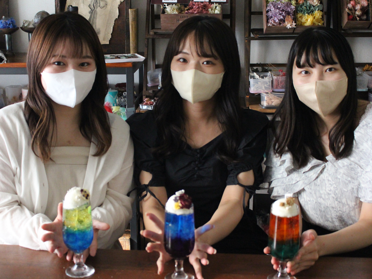 3人で作りに来てくださったお客様たち♪(リニューアル前のボタニカル付きキャンドルです)