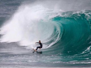 いつかはこんなチューブライディングも?!そのための基礎練習をしっかり学びましょう。