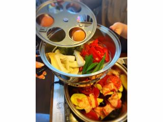 野菜の栄養を損なわない無水調理、重ね調理で一度に何品も!