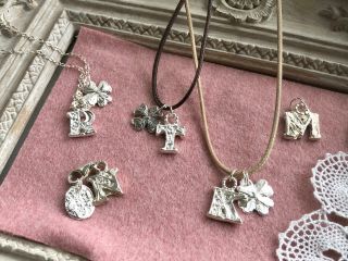 アトリエUn-Petit-Coinの大人気体験、純銀粘土3グラムを使用して、アルファベットチャームと、ミニチャームを作ります。純銀製で長く使っていただけます。