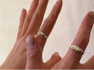 お互いのイニシャルを彫った純銀部分を高純度Sv950板と合わせるオリジナル技法でサイズアウトの心配もなく末永く使っていただけます