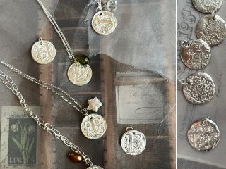 表面はクラッシックなアルファベット、裏面はオリジナルデザインで作っていただけます