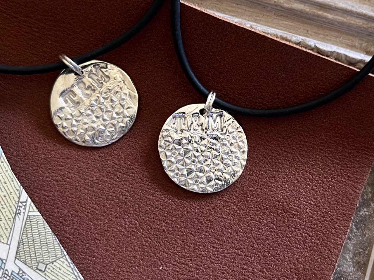 アルファベットの裏面にはお二人のイニシャルをスタンプして、 楽しかった横浜ステイの思い出をいつまでも