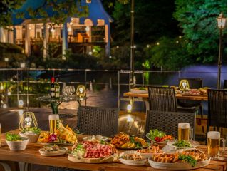 豊かな自然に囲まれた庭園で味わうBBQ! 開放的な空間で特別なひとときをお楽しみください。