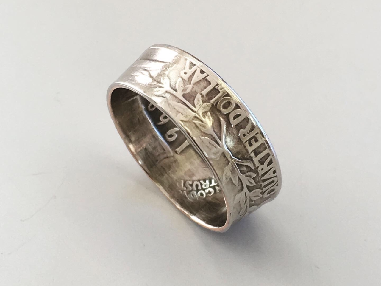 1���̃R�C��������グ�钿���������O�ł���