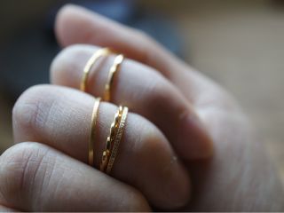 重ね付けが楽しめるK18レイヤードリング。記念日のジュエリーにおすすめです。