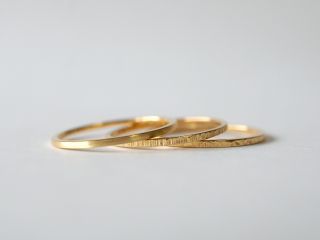 重ね付けが楽しめるK18レイヤードリング。記念日のジュエリーにおすすめです。