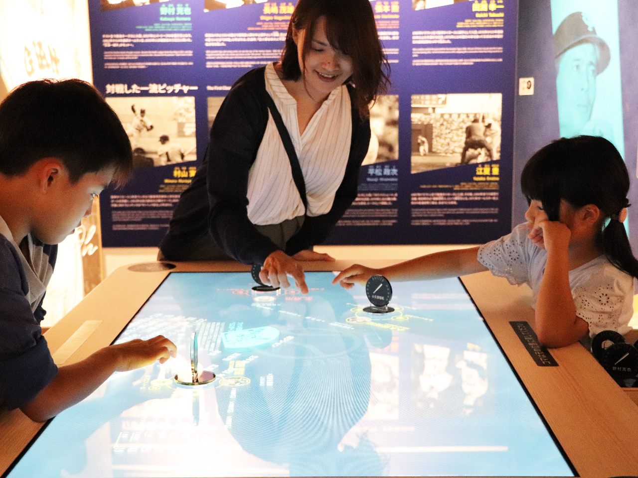 ���q�X�g���[�]�[�����싅�l�E���厡�̋��j��U��Ԃ�W���i��f�����ŐV�̎�@�ŕ\���B������̔g������̓��̂��`���܂��B