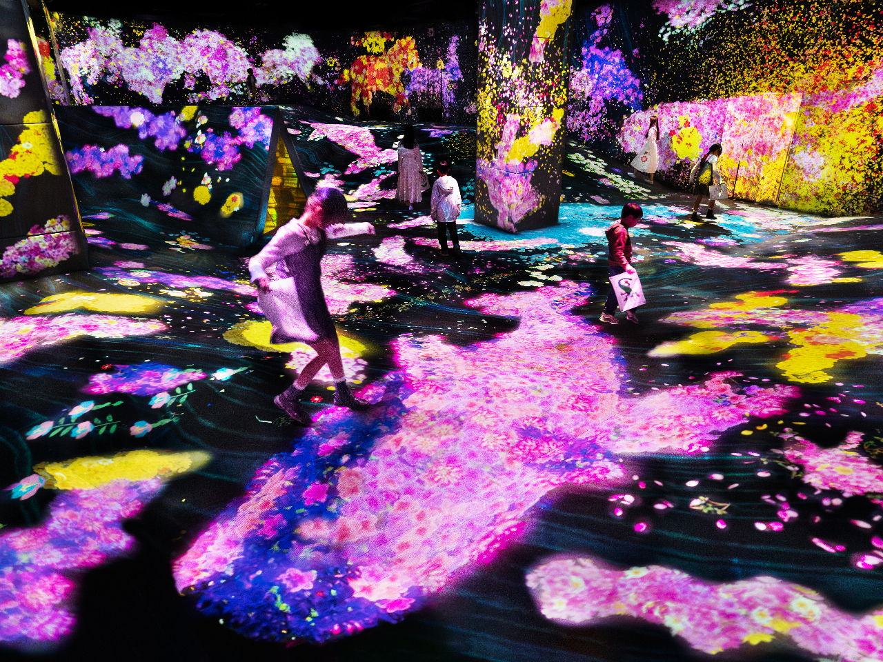 `[{tHXgۓJ̃OtBeBlC`[݂Ȃ`lXȐڂ̑OɌꓮoB