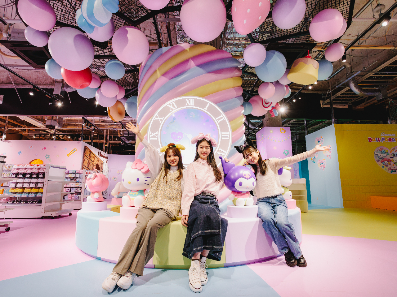 *Dream!ng TREE*「Dream!ng Park」の象徴となる、大きな木の時計台。まずはこの場所で、キャラクターたちと記念撮影!