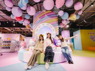 *Dream!ng TREE*「Dream!ng Park」の象徴となる、大きな木の時計台。まずはこの場所で、キャラクターたちと記念撮影!