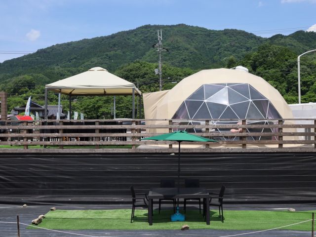 ベージュのかわいいドームテント!BBQを楽しんだ後は、エアコンの効いたテントでゆったりとお過ごしいただけます。1エリアのみなので、あなただけの貸切空間!