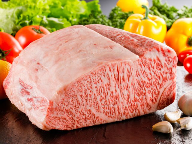 本格但馬牛のBBQ 店内でカット致します。