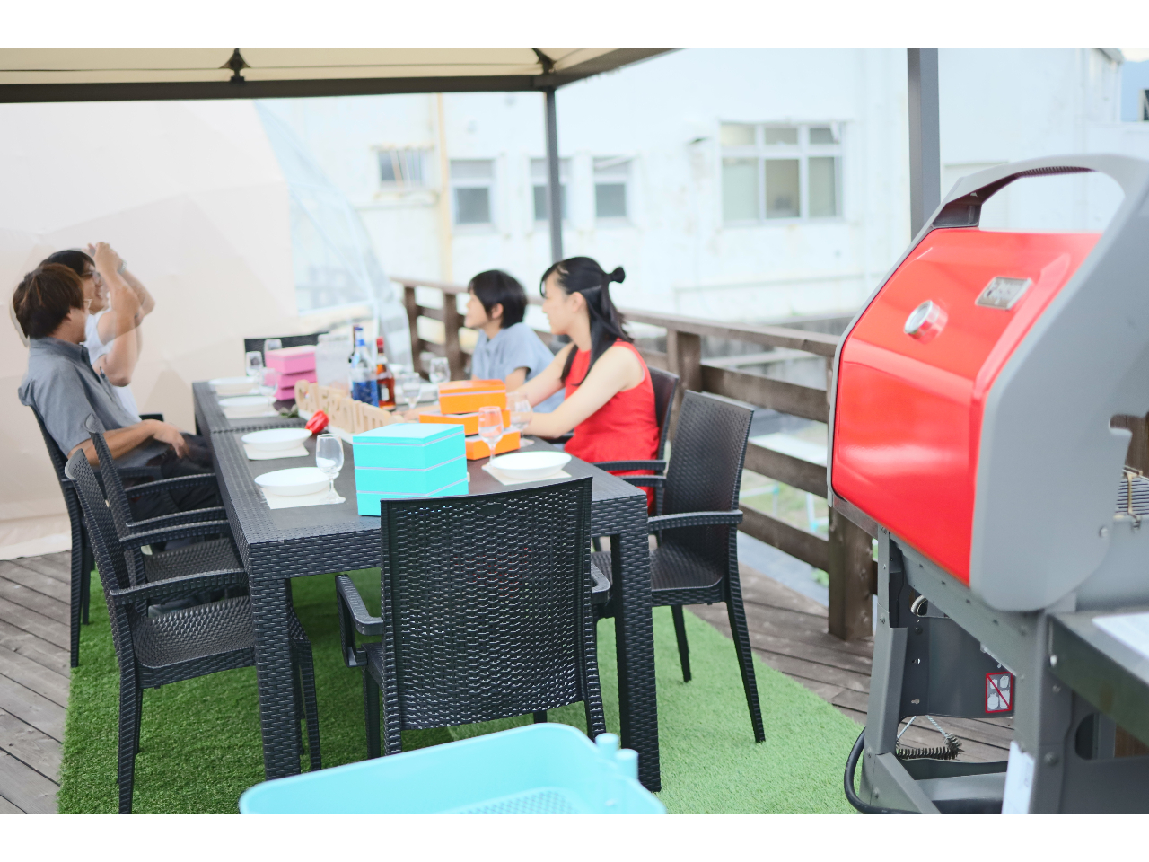 BBQの様子　BBQは屋外でお楽しみいただきます。屋根がついておりますのでご安心ください。