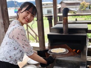 オリジナルピザ焼体験&ミニサラダ・デザート付 生地を伸ばすところから始めます。ご家族やご友人、カップル、グループごとに体験できます。