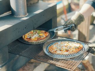 オリジナルピザ焼体験&ミニサラダ・デザート付 生地を伸ばすところから始めます。ご家族やご友人、カップル、グループごとに体験できます。