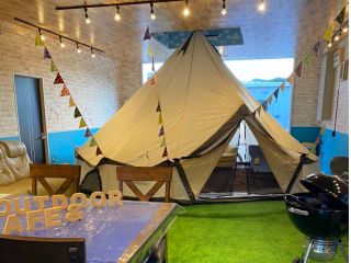 カジュアリーゾーン エアコン完備! 中にはトランプやボードゲームもあります。BBQの後に、ゆっくりと気の合う仲間だけでくつろいでいただけます。