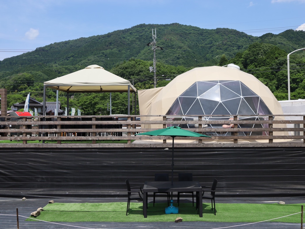 ベージュのかわいいドームテント BBQを楽しんだ後は、エアコンの効いたテントでゆったりとお過ごしいただけます。1エリアのみなので、あなただけの貸切空間!