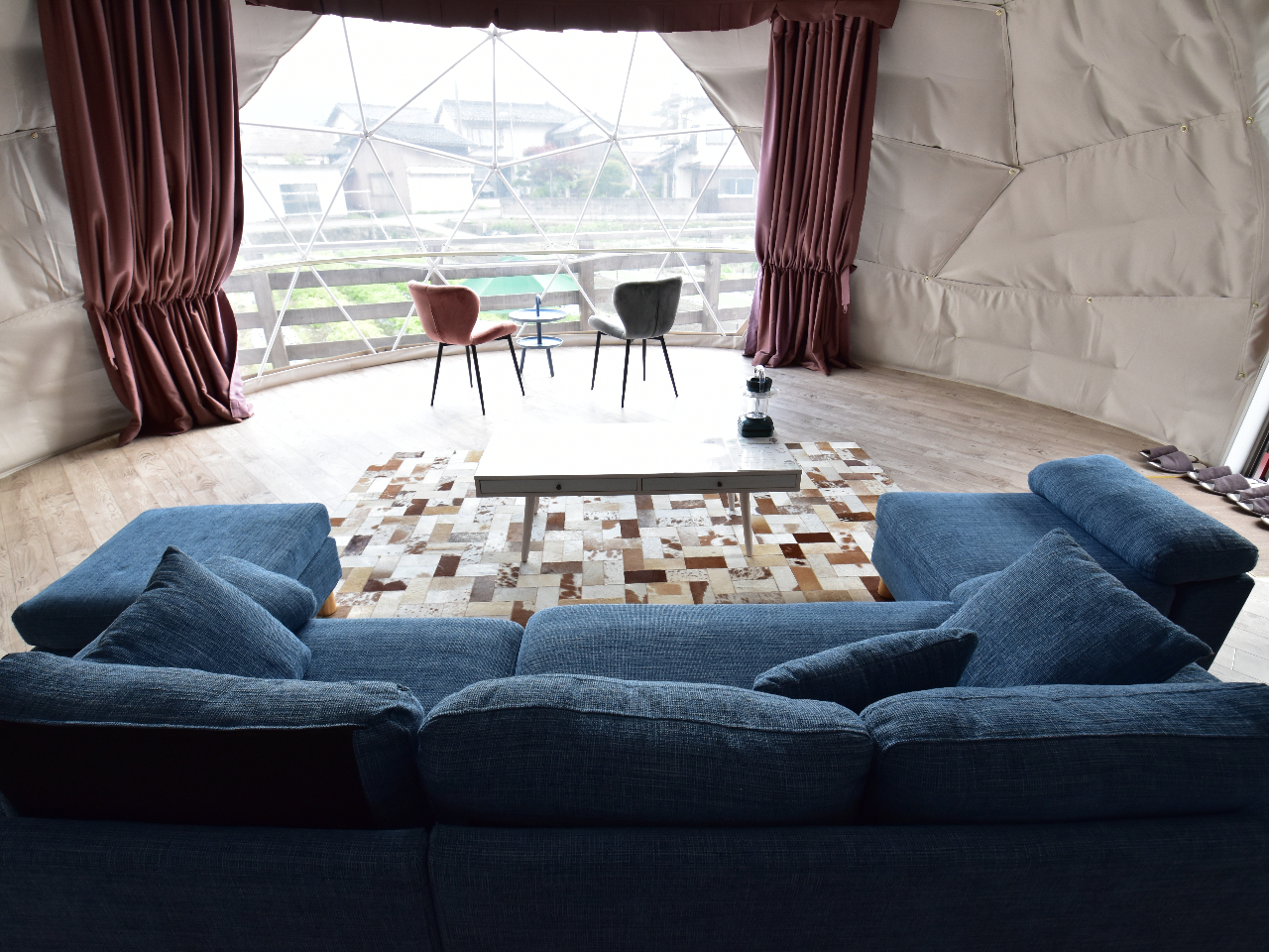 ドームテント内 ゆったりとしたSOFA かわいい椅子はインスタ映え間違いなし