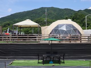 ベージュのかわいいドームテント!BBQを楽しんだ後は、エアコンの効いたテントでゆったりとお過ごしいただけます。1エリアのみなので、あなただけの貸切空間!