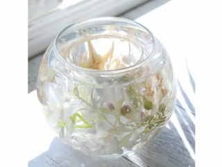 アーティフィッシャルフラワーとシェルのエレガントなデザインです♪