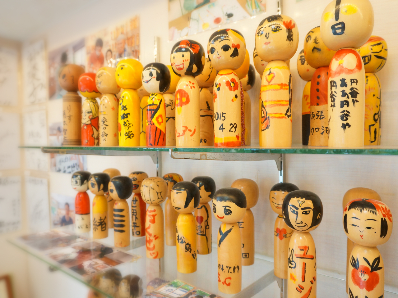 店内には芸能人やいろんな方のオリジナルこけしも展示中!