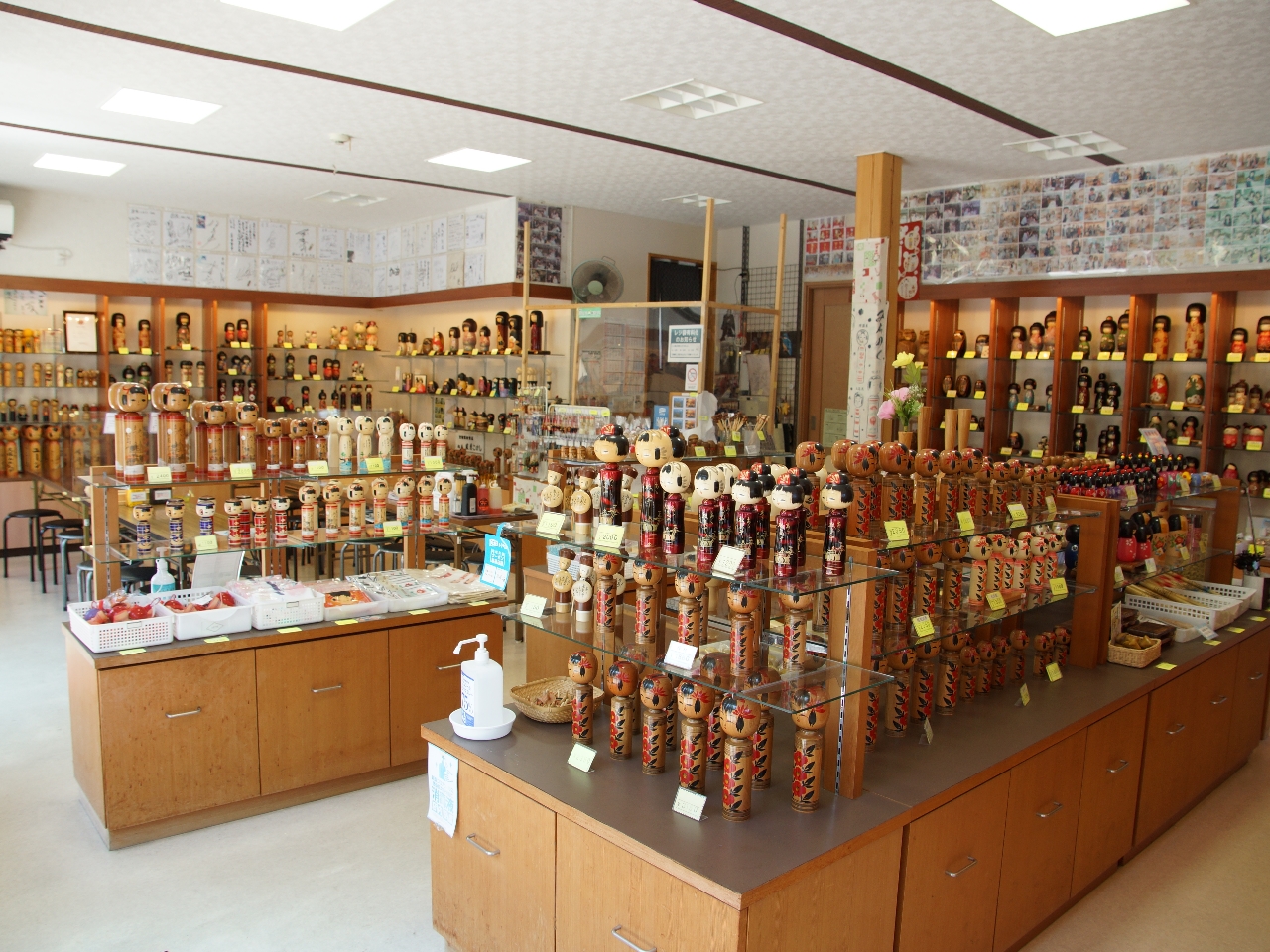 こけし以外にも、キーホルダーや文房具などのお土産品も置いております。