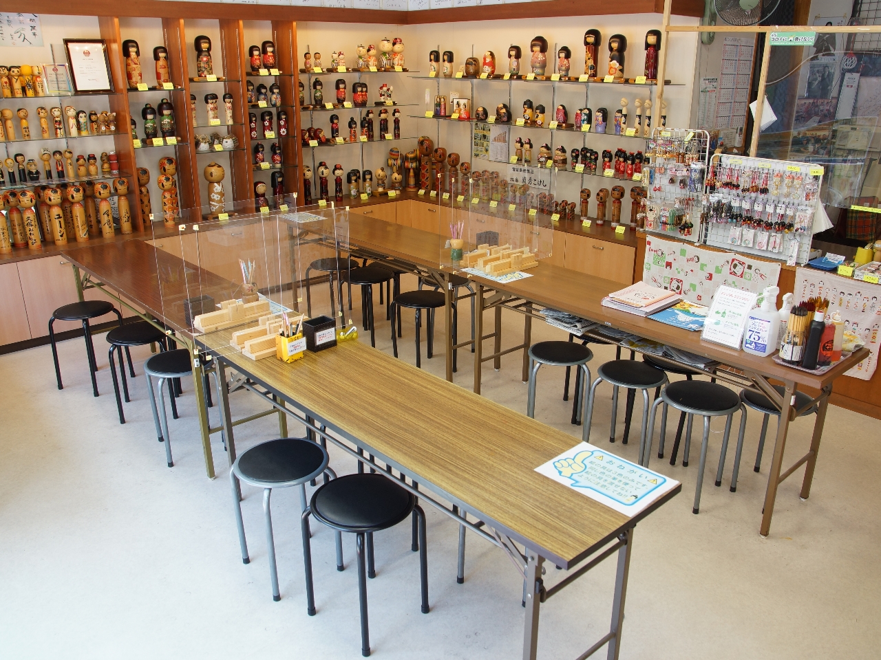 沢山のこけしを参考にしながら、絵付け出来ます!