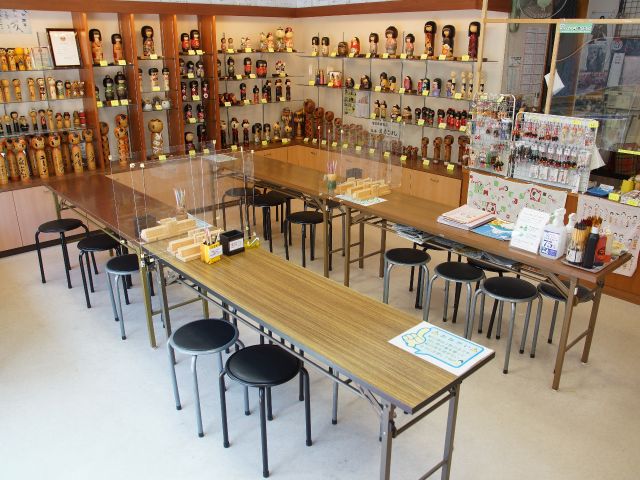 沢山のこけしを参考にしながら、絵付け出来ます!